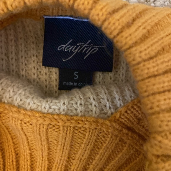 Daytrip Sweater - Picture 2 of 5